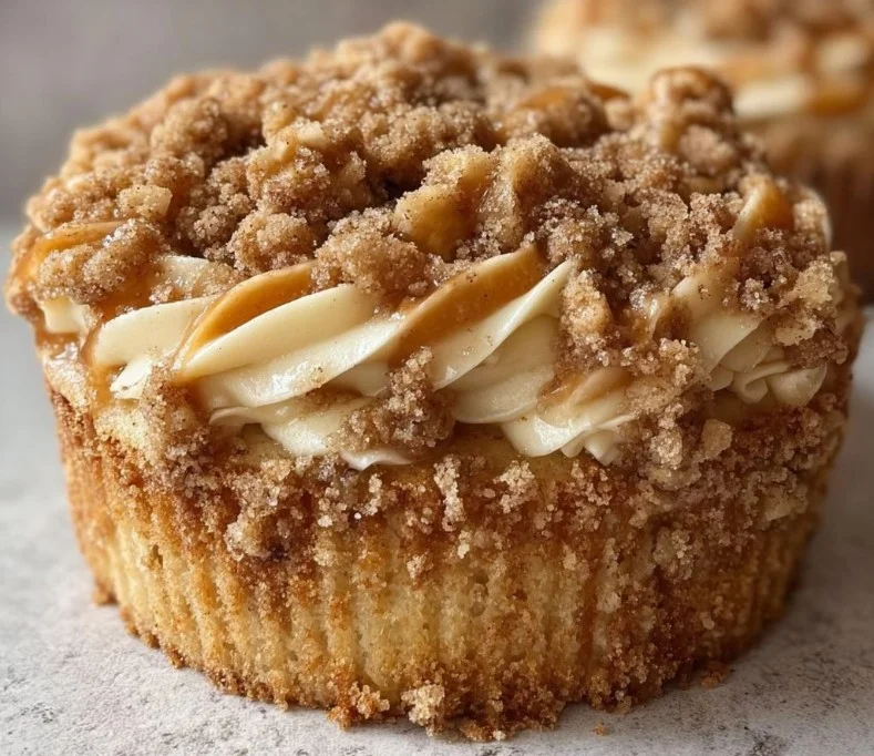 Apple Crumble Cake | Gourmet Cupcakes, Fall Desserts, Cupcake Recipes